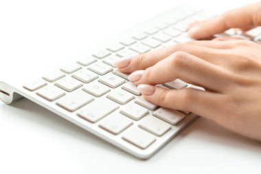 Kadın eli işte. Masaüstü ofis bilgisayarının klavyesinde el yazısı. Laptop kullanan bir kadın. İnternette çalışan bir kadın. Çevrimiçi alışveriş, konsept kullanarak ödeme