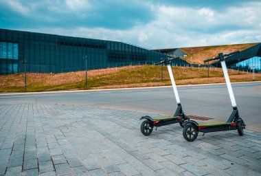 Elektrikli taşıma: Kentsel yaşam tarzında elektrikli scooter 'ı tekmele. Elektrik kentsel ulaşım kavramı.