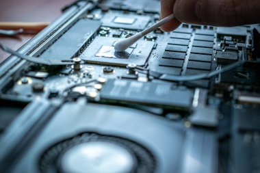 Donanım mühendisi teknoloji bakımı. Bilgisayar çipi elektronik onarımı. Erkek teknisyen bilgisayar servisi.