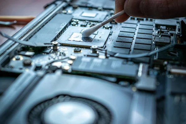 Hardware ingenieur technologie onderhoud. Computer chip elektronische reparatie. Man technicus pc service. — Stockfoto