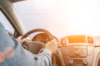 Sürücü arabası. Yaz tatilinde eğlenceli sürüş. Mutlu genç adam güneşli bir günde arabada yolculuk eder..