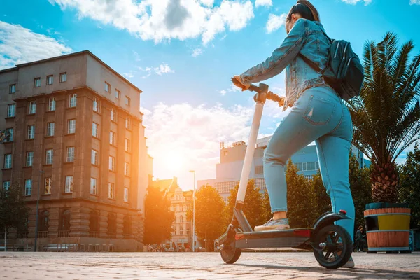 Bicicleta patada. Scooter eléctrico de ciudad usando de chica. Estilo de vida urbano. Concepto de transporte ecológico alternativo. — Foto de Stock