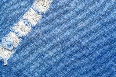 Denim tasarım modeli. Klasik moda kıyafetleri konseptini sunmak için makro tarzda mavi kot kumaş. İndigo kumaş veya malzeme arkaplanı
