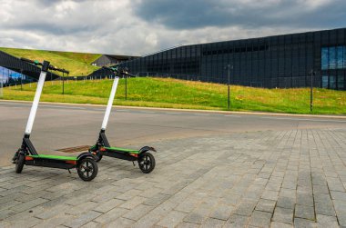 Elektrikli taşıma: Kentsel yaşam tarzında elektrikli scooter 'ı tekmele. Elektrik kentsel ulaşım kavramı.