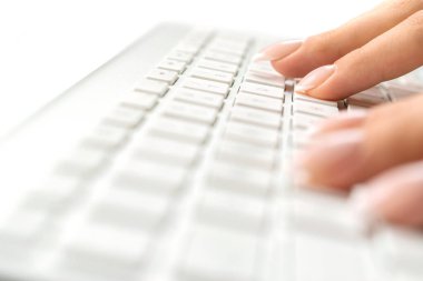 El yazısı. Masaüstü ofis bilgisayarının klavyesinde el yazısı. Laptop kullanan bir kadın. İnternette çalışan bir kadın. Mali rapor, blog veya e-posta yazılıyor