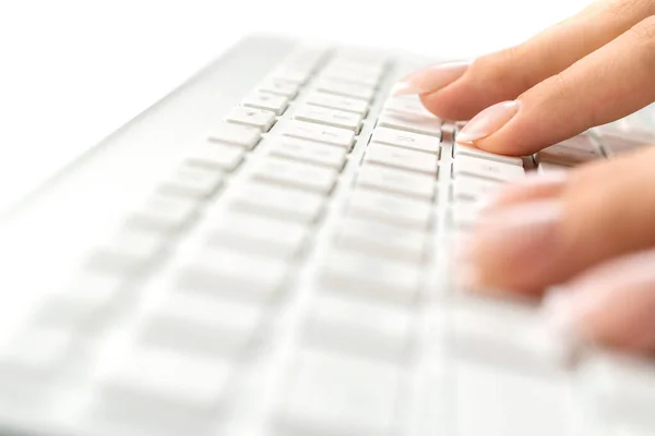 Scrivere a mano. Digitando a mano sulla tastiera del computer desktop office. Donna che usa il portatile. Femmina lavoro online femminile. Scrittura relazione finanziaria, blog o e-mail — Foto Stock