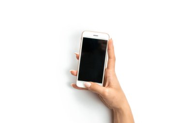 Cep telefonu izole edildi. Cep telefonunda mesaj için yer var. Beyaz arka planda boş ekranı olan akıllı telefonu elinde tutan kadın. Çevrimiçi kavram öğreniliyor.