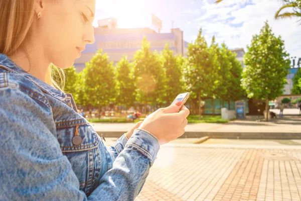 Stylish woman landscape. Happy young girl with phone smile, typing texting and taking selfie in summer sunshine urban city. Modern technology toothy laughter rest relax chill lifestyle concept. — Stock Photo, Image