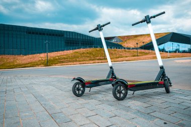 Şehir scooter 'ı. Şehir merkezinde elektrikli bisikleti tekmelemek. Avrupa şehir merkezinde toplu taşıma.