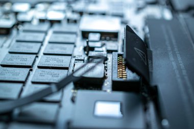 Çözüm hizmetleri elektronik donanım. Mühendis teknisyen, dijital bilgisayarı güncelle ve onar. Teknoloji çipi teçhizatı.