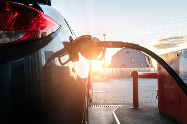 Αντλώντας καύσιμα αυτοκινήτων στο σταθμό πετρελαίου. Γυναίκα χέρι ανεφοδιασμού καυσίμου δεξαμενή ακροφύσιο βενζίνης. Μεταφορές ανεφοδιασμού και αυτοκινητοβιομηχανία. — Φωτογραφία Αρχείου