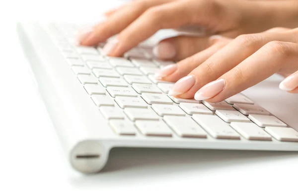 ノートパソコンの手。ノートパソコンを使う女性。女性のオンライン作業女性。デスクトップオフィスコンピュータのキーボードを手入力します。内務省だ。ビジネス、キャリアコンセプト ロイヤリティフリーのストック画像