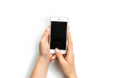 Mobil ekran. Cep telefonu, mesaj için yeri olan telefon. Beyaz arka planda boş ekranı olan akıllı telefonu elinde tutan kadın. Çevrimiçi kavram öğreniliyor.