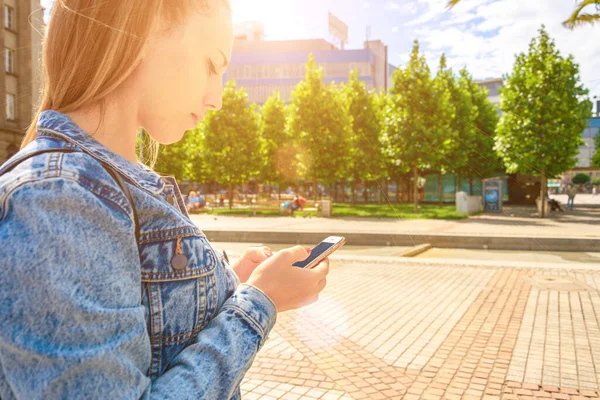 Making selfie. Pretty female taking fun self portrait photo. Happy young girl with phone smile, typing texting and taking selfie in summer sunshine urban city. People travel technology. — Stock Photo, Image