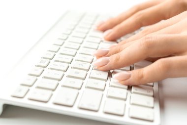 İş kadını. İnternette çalışan bir kadın. Masaüstü ofis bilgisayarının klavyesinde el yazısı. Laptop kullanan bir kadın. Çevrimiçi çalışan blog yazarı.