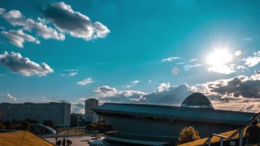 Spodek 'in zaman çizelgesi. Polonya, Katowice' deki çok amaçlı arena kompleksi. Mavi gökyüzünde bulutların hareketi