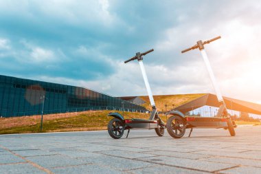 Elektrikli taşıma: Kentsel yaşam tarzında elektrikli scooter 'ı tekmele. Elektrik kentsel ulaşım kavramı