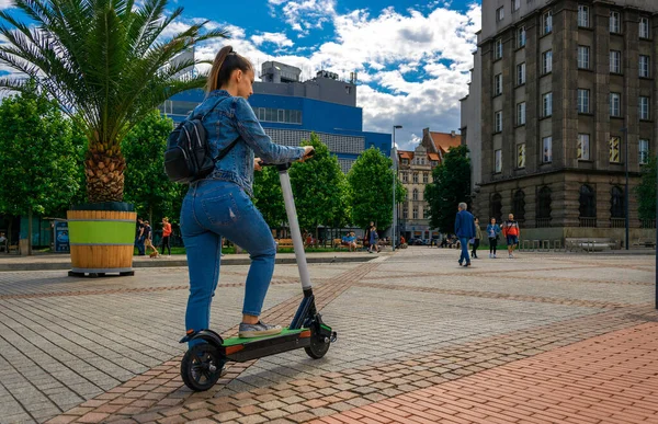 Városi Bicikli Elektromos Rugdalózó Robogó Egy Nőtől Városi Életmód Háttér — Stock Fotó