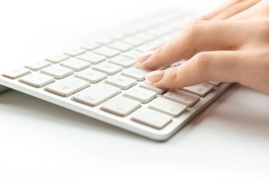 Dizüstü bilgisayarlar. Laptop kullanan bir kadın. İnternette çalışan bir kadın. Masaüstü ofis bilgisayarının klavyesinde el yazısı. Merkez ofis. İş, kariyer kavramı.