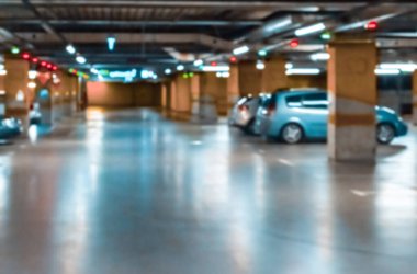 Garajın içi bulanık. Şehir garajındaki otoparkta. Yumuşak odak içinde boş yol asfaltı arkaplanı. Büyük özel garaj