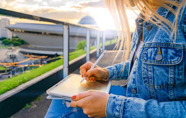 Outdoor Online Business Technology Student Woman Work Laptop Tablet Computer — Stock Photo, Image