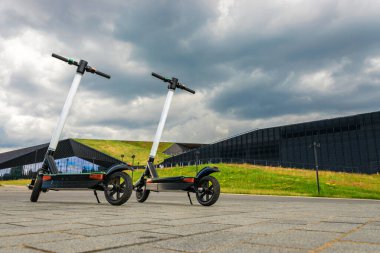 Tekme bisikleti. Şehir merkezinde elektrikli scooter. Çevre alternatif ulaşım kavramı