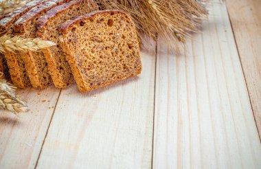 Çavdar viskisi. Buğday tohumu kulaklı bir somun taze ekmek ya da ahşap desenli bir bitki. Kabuklu somun ve ekmek kırıntılarıyla fırın. Fırın ürün etiketi için tasarım ögesi