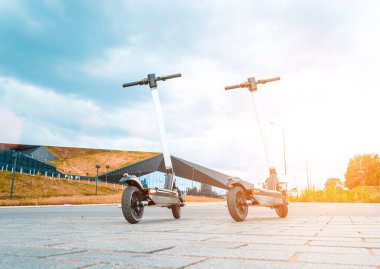 Tekme bisikleti. Şehir merkezinde elektrikli scooter. Çevre alternatif ulaşım kavramı