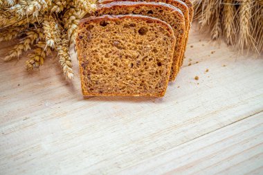 Geleneksel ekmek. Buğday tohumu kulaklı bir somun taze ekmek ya da ahşap desenli bir bitki. Çavdar ekmeği fırını. Fırın ürün etiketi için tasarım ögesi