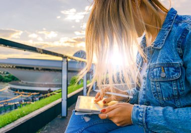 Öğrenci kadın öğrenci tablet üzerinde çalışıyor, bilgisayar yaz parkında. Çevrimiçi kız dışarıda. Laptop açık hava iş teknolojisi. Elektronik aletler uzaklık öğrenme konsepti