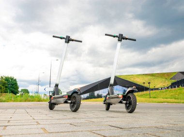 Şehir bisikleti. Şehir merkezinde elektrikli tekme scooter 'ı. Elektrik kentsel ulaşım kavramı