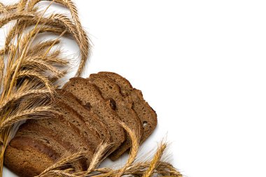 Baget ekmeği. Çavdar ekmeği ve ekmek kırıntılarıyla. Buğday tohumu kulaklı ve beyaz arka planda izole edilmiş taze bir somun köy ekmeği. Konsept - Evde Yemek Pişirme