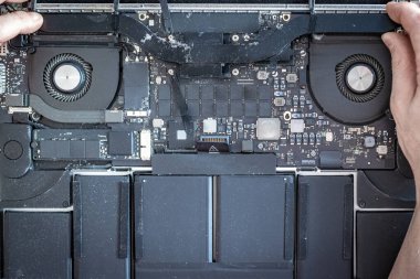 Bilgisayar çipi elektronik onarımı. Donanım mühendisi teknoloji bakımı. Erkek teknisyen bilgisayar servisi