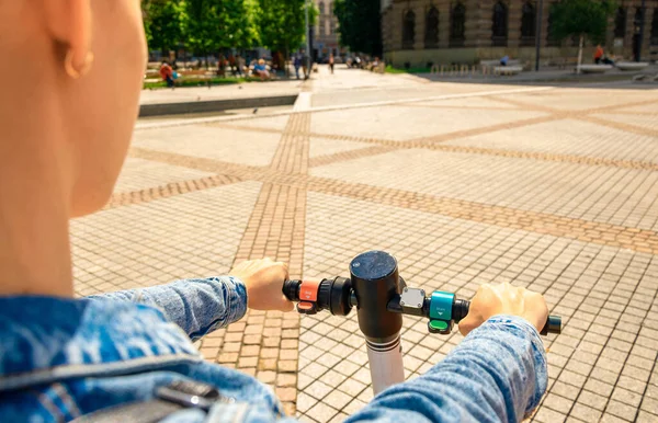 Tekme Bisikleti Elektrikli Scooter Bir Kızdan Almış Kentsel Yaşam Tarzı — Stok fotoğraf