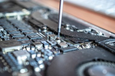 Bilgisayar çipi elektronik onarımı. Donanım mühendisi teknoloji bakımı. Erkek teknisyen bilgisayar servisi