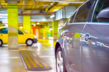 Araba parkı bulanık. Yumuşak odak içinde boş yol asfaltı arkaplanı. Şehir garajındaki otoparkta. Kentsel, Zorlu İnşaat Arkaplanı
