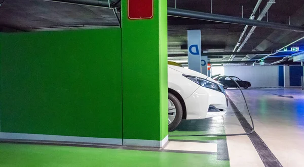 Milieuvriendelijke Auto Hybride Voertuig Groene Technologie Van Toekomst Batterijlading Elektrische — Stockfoto