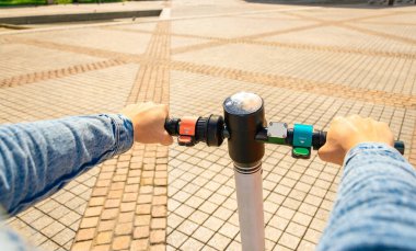 Scooter kızı. İş kadınlarının kullandığı elektrikli şehir bisikletini tekmele. Modern ve ekolojik ulaşım kavramı
