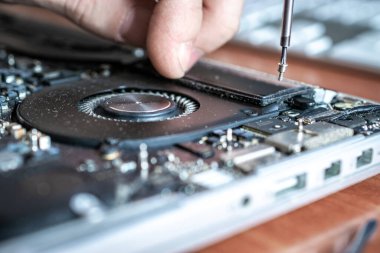 Mühendis teknisyen, dijital bilgisayarı güncelle ve onar. Çözüm hizmetleri elektronik donanım. Teknoloji çipi teçhizatı