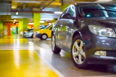 Garajın içi bulanık. Şehir garajındaki otoparkta. Yumuşak odak içinde boş yol asfaltı arkaplanı. Büyük özel garaj