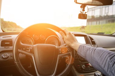 Yazın güneşli bir günde sürüş antrenmanı yapan araba. Aracın içindeki mutlu genç adam sürüyor. Tatil gezisi konsepti