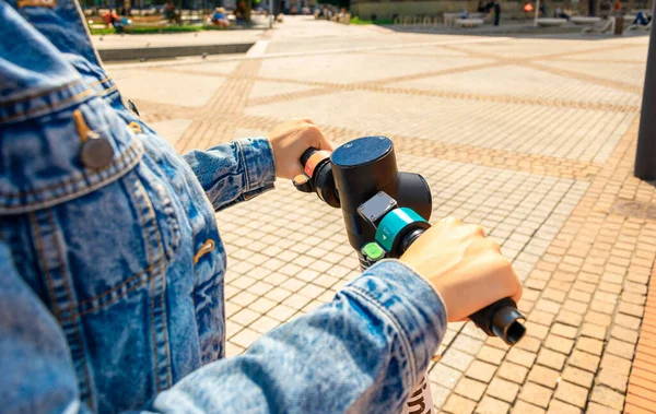Scooter Tekmele Elektrikli Bisiklet Bir Kızdan Geliyor Kentsel Yaşam Tarzı — Stok fotoğraf