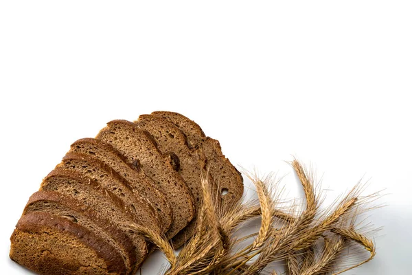 Традиционный Хлеб Свежая Буханка Традиционного Деревенского Хлеба Колосьями Пшеницы Шипами — стоковое фото