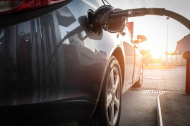 Yakıt ikmali. Benzin istasyonunda benzin pompala. Yakıt deposu, el işçisinden. Otomotiv endüstrisi veya ulaşım kavramı