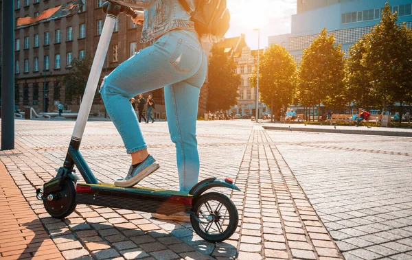Városi Robogó Kick Elektromos Kerékpár Segítségével Üzletasszony Tömegközlekedés Európa Belvárosában — Stock Fotó