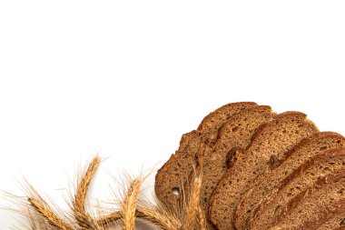 Dilimlenmiş Multigrain. Çavdar ekmeği ve ekmek kırıntılarıyla. Buğday tohumu kulaklı ve beyaz arka planda izole edilmiş taze bir somun köy ekmeği. Biyolojik malzemeler, çok sağlıklı..