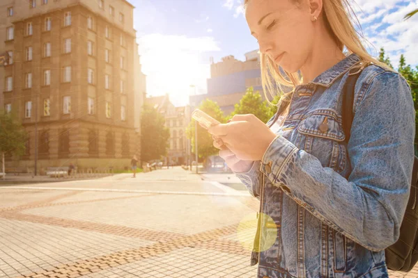 Selfie-Frau. Glückliches junges Mädchen mit Telefon-Lächeln, SMS tippen und Selfie machen in der Sommersonne Großstadt. Hübsche Frau beim lustigen Selbstporträtfoto. Eitelkeit, soziales Netzwerk-Konzept. — Stockfoto