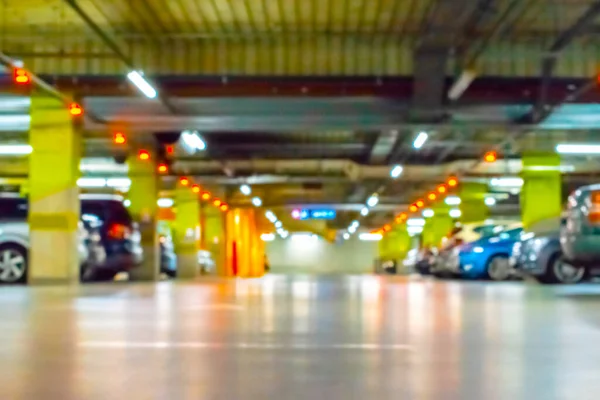 Parkeerauto wazig. Lege weg asfalt achtergrond in zachte focus. Parkeerplaats in ondergrondse garage van de stad. Interieur ondergrondse parkeergarage. — Stockfoto