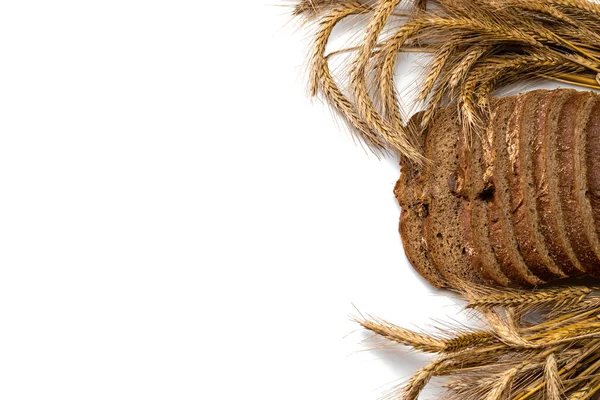 Leckeres Brot. Frischer Laib rustikales traditionelles Brot mit Weizenähre oder Ährenpflanze isoliert auf weißem Hintergrund. Roggenbäckerei mit knusprigen Broten und Brotkrumen. Hausgemachtes Backen. — Stockfoto