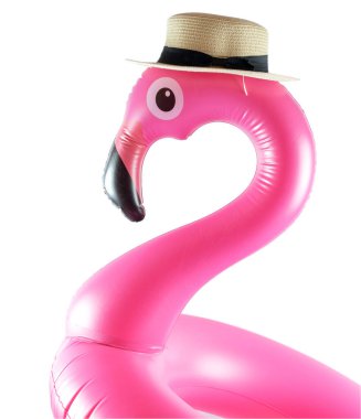 Yaz eğlencesi. Beyaz arka planda izole edilmiş yaz plajı için pembe havuz şişirilebilir flamingo. Lüks yaşam tarzı seyahati.